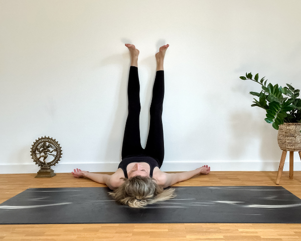 5 einfache Yoga-Übungen gegen Kopfschmerzen und Migräne